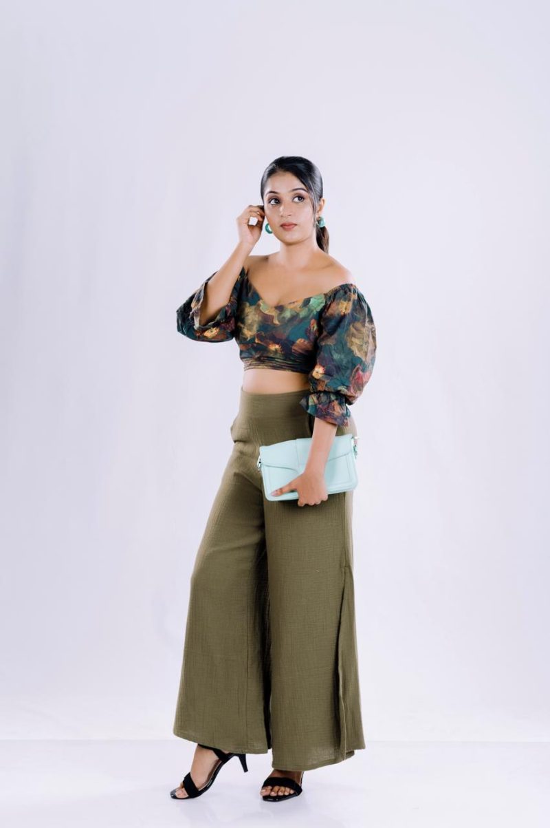 Dark Floral Off-Shoulder Puff Sleeve Crop Top - Image 4