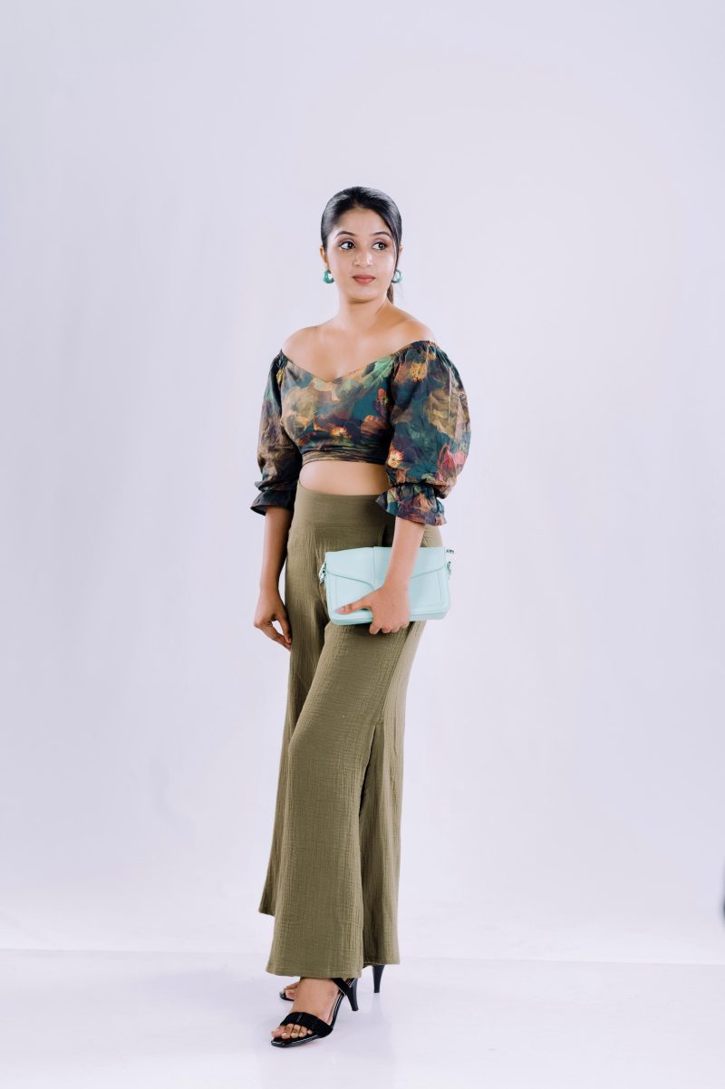 Dark Floral Off-Shoulder Puff Sleeve Crop Top - Image 3